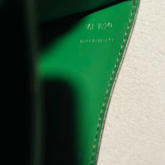 LOUIS VUITTON BICOLOR EPI FRIEDLAND SHOULDER BAG - Picture 8 of 15